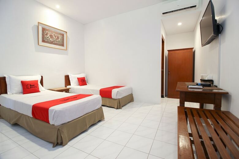 Hotel Reddoorz Plus Near Alun Alun Selatan 2