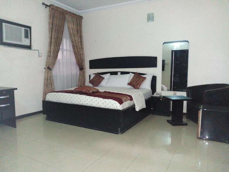 Roneks Royal Hotel & Suites