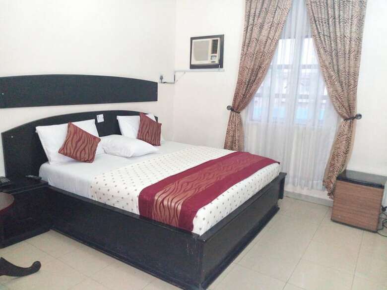 Roneks Royal Hotel & Suites