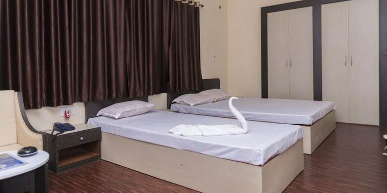Rajhans Hotel And Resort