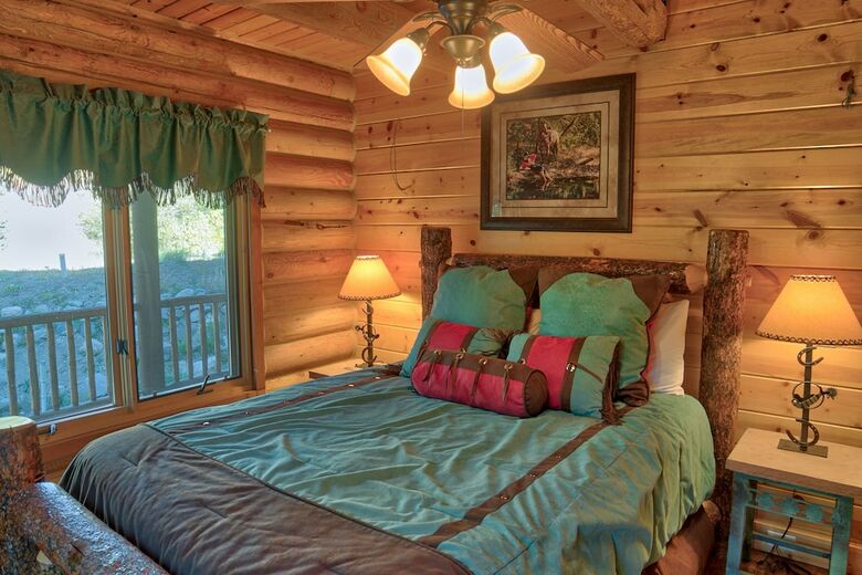 114 Mark Court  (Private Home With Hot Tub)