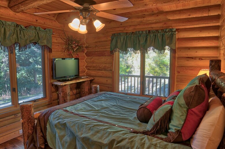 114 Mark Court  (Private Home With Hot Tub)