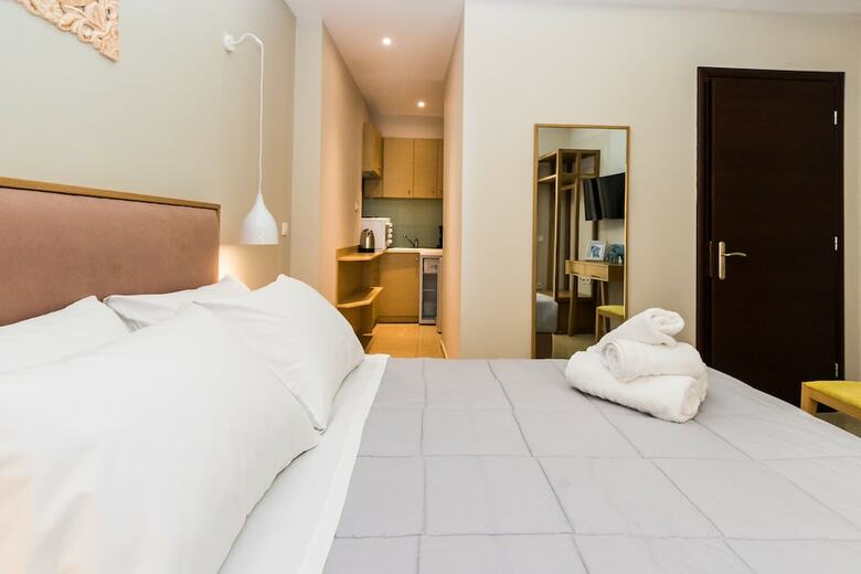 Alektor Studios & Apartments