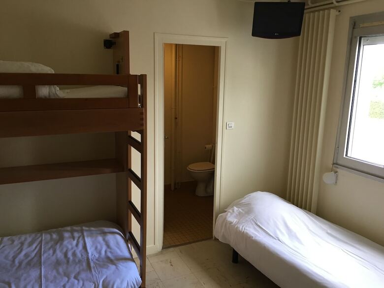Hostal Crjs Et Auberge de Jeunesse