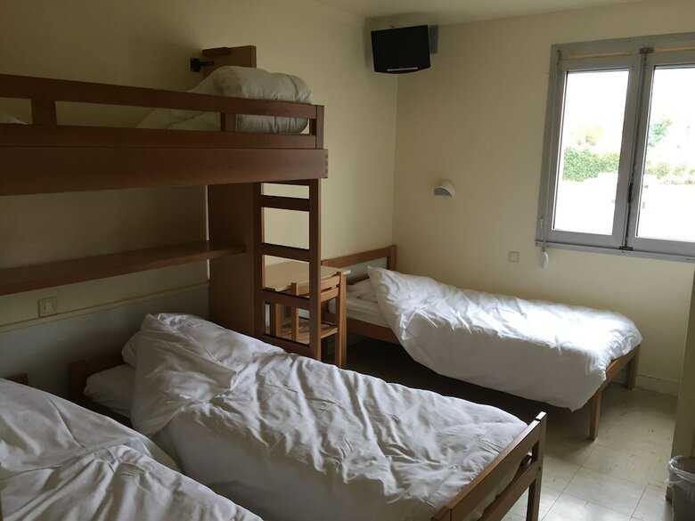 Hostal Crjs Et Auberge de Jeunesse