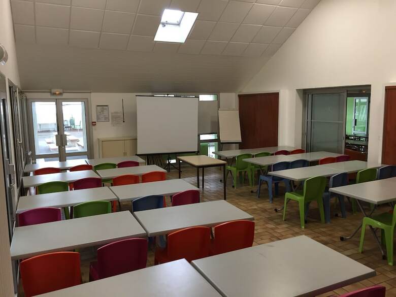 Hostal Crjs Et Auberge de Jeunesse