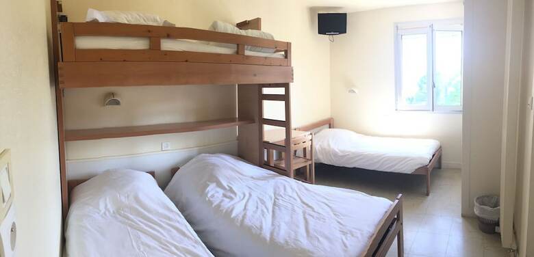 Hostal Crjs Et Auberge de Jeunesse