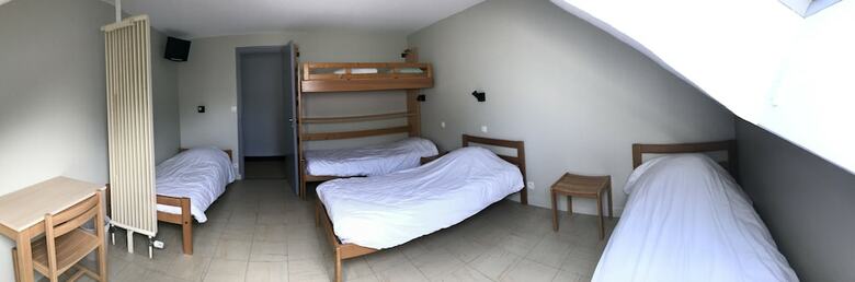 Hostal Crjs Et Auberge de Jeunesse