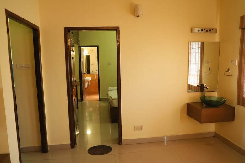 3 Seasons Service Apartment
