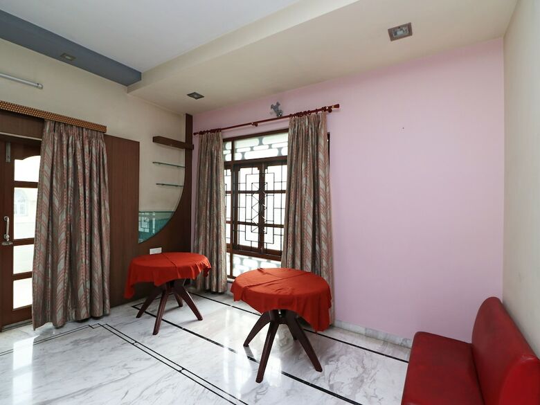 Hotel Oyo 11920 Rishta Inn