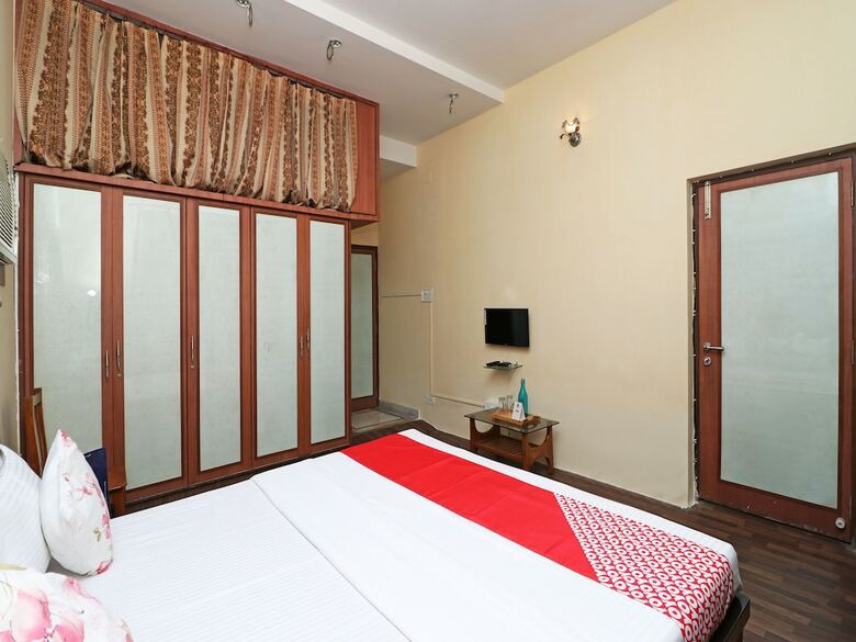 Hotel Oyo 11920 Rishta Inn