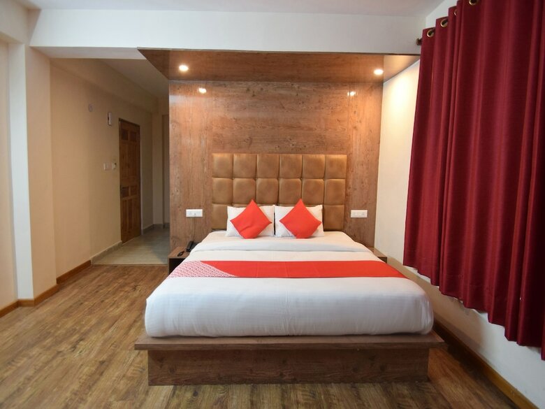 Oyo 11552 Hotel Rising Star