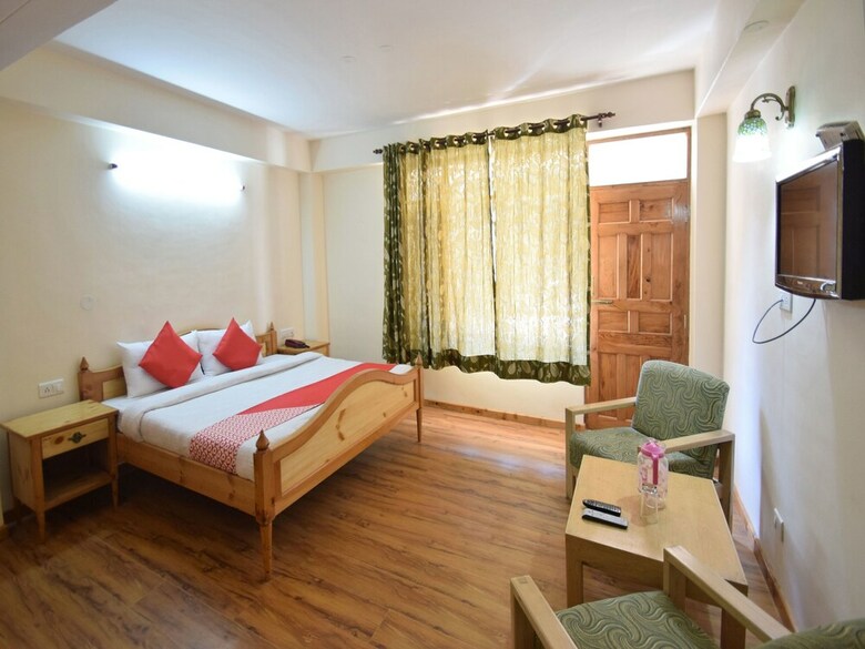 Oyo 11552 Hotel Rising Star