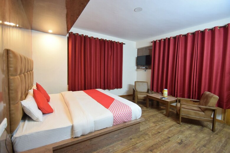 Oyo 11552 Hotel Rising Star