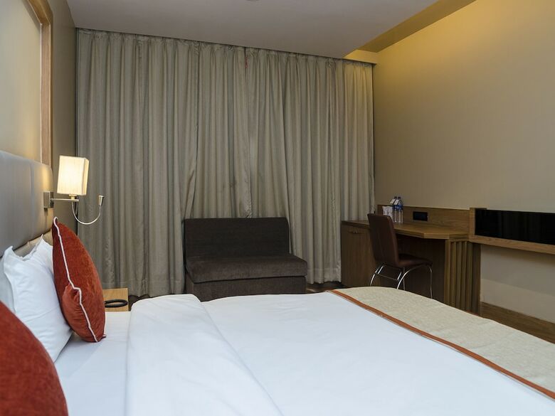 Hotel Oyo 11453 Radhe Palace