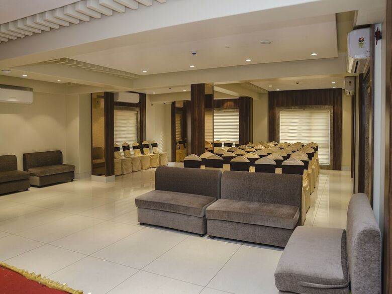 Hotel Oyo 11453 Radhe Palace