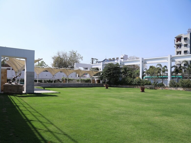 Hotel Oyo 11889 White Hall