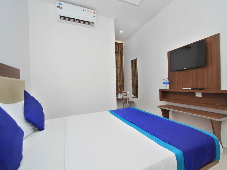 Oyo 12153 Hotel B S International