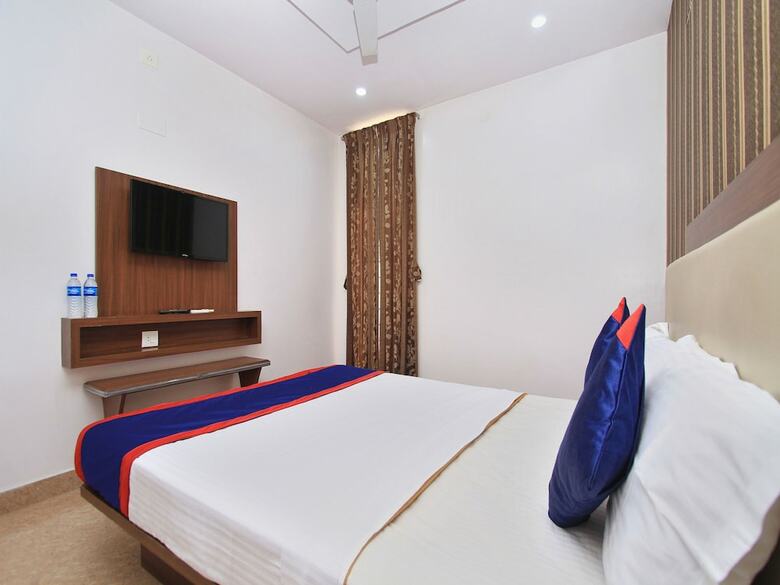 Oyo 12153 Hotel B S International