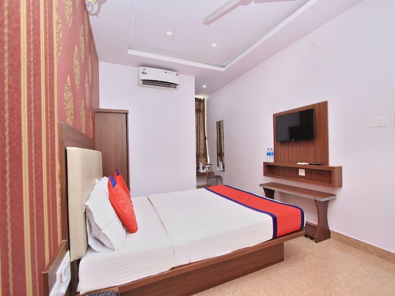 Oyo 12153 Hotel B S International