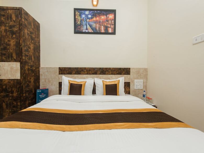Oyo 11511 Hotel Embassy Grand