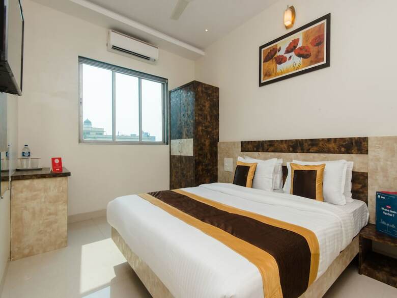 Oyo 11511 Hotel Embassy Grand