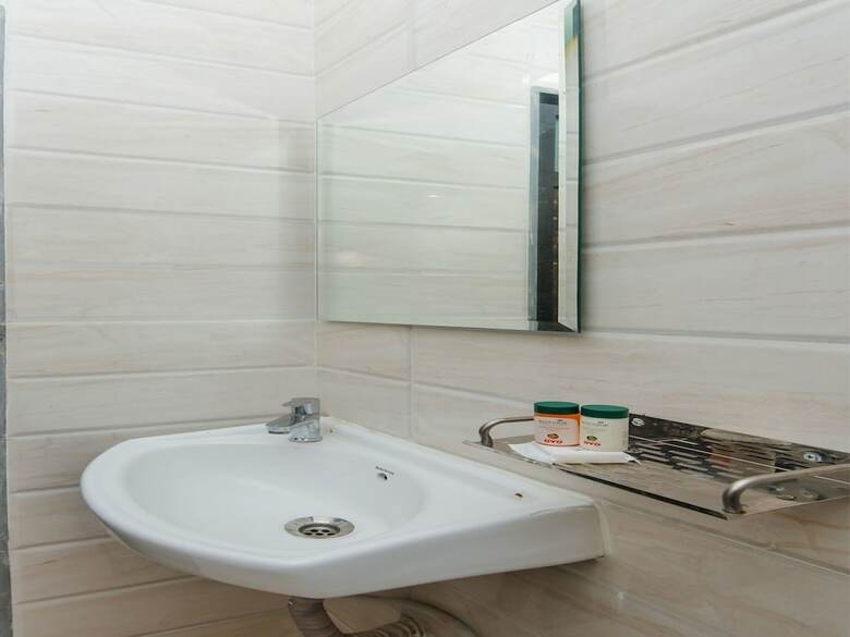 Oyo 11511 Hotel Embassy Grand