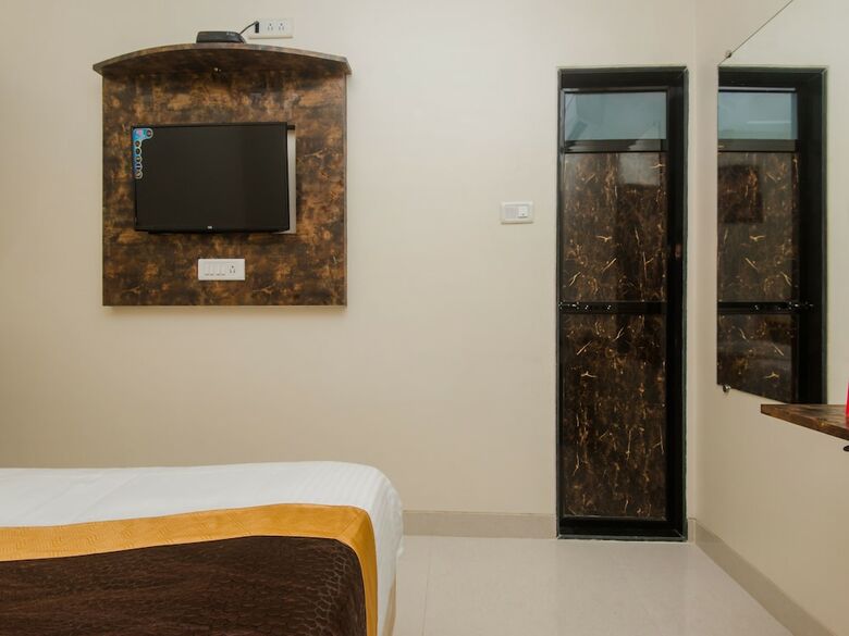 Oyo 11511 Hotel Embassy Grand