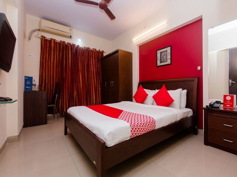 Hotel Oyo 12082 Om Apartment
