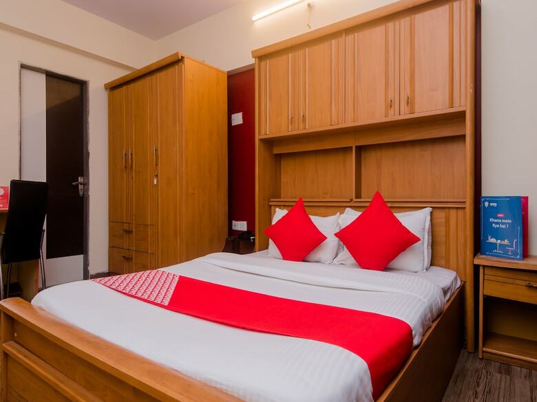 Hotel Oyo 12082 Om Apartment