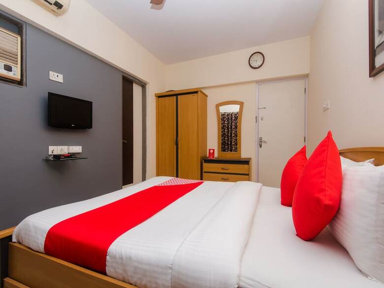 Hotel Oyo 12082 Om Apartment
