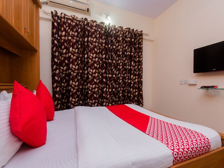 Hotel Oyo 12082 Om Apartment