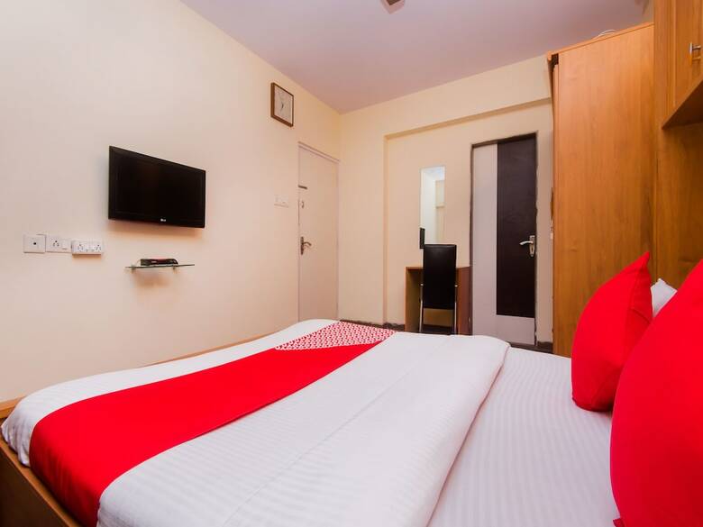 Hotel Oyo 12082 Om Apartment