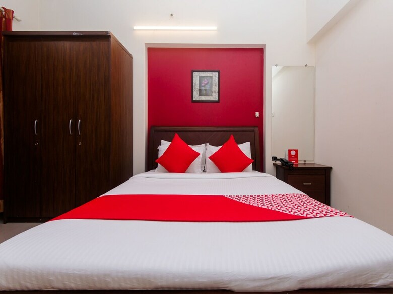 Hotel Oyo 12082 Om Apartment