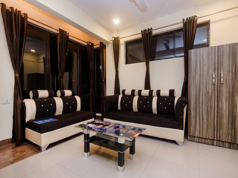 Oyo 11855 Phoenix Hotel
