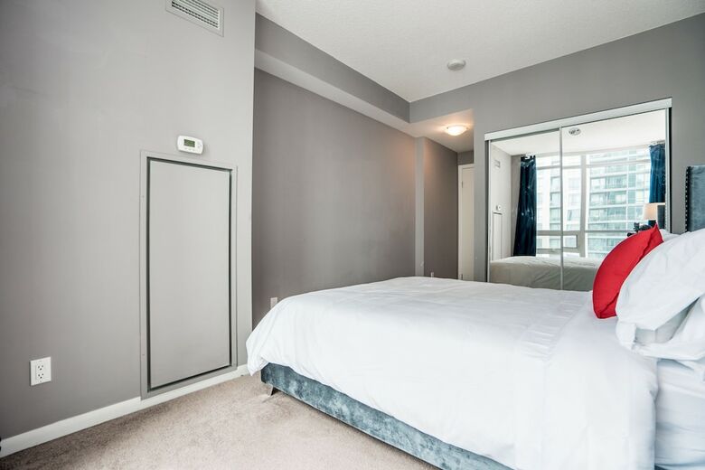 Aaira Suites At Fort York