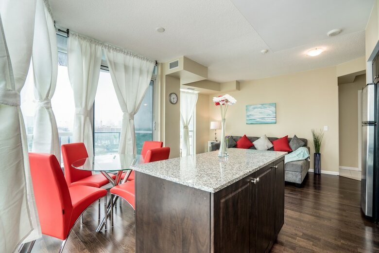 Aaira Suites At Fort York