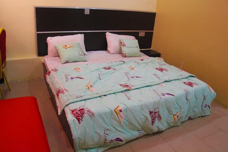 Hotel New Travellers Lodge & Suite