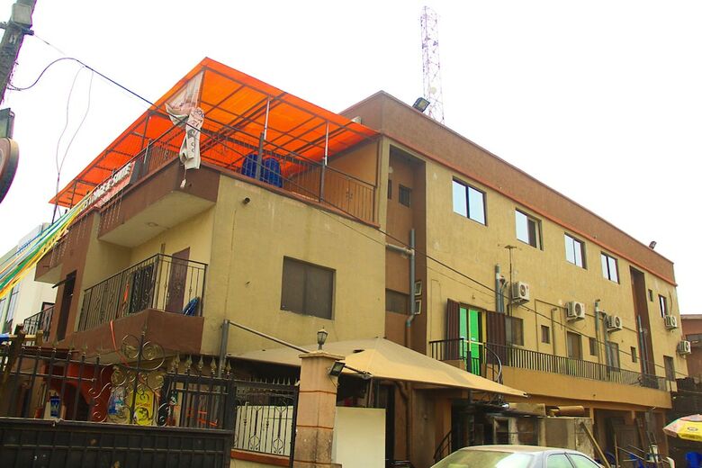 Hotel New Travellers Lodge & Suite