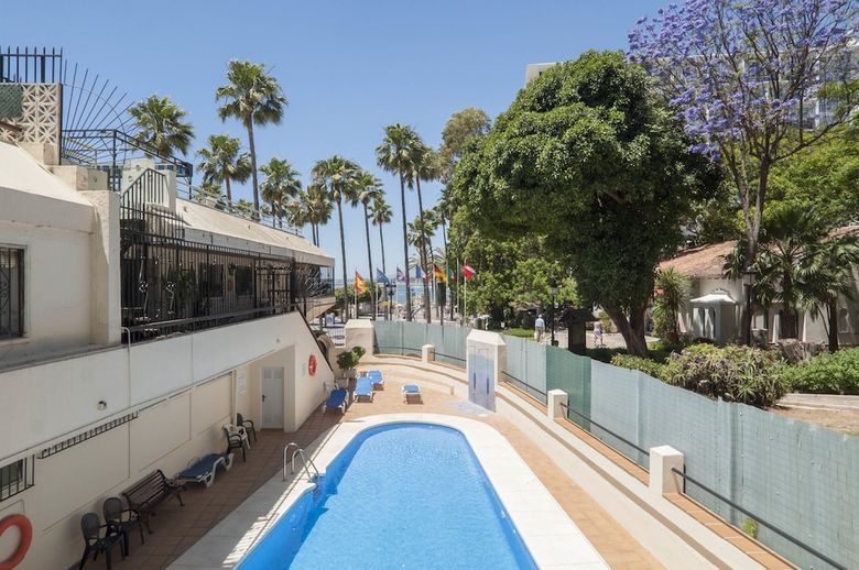 Eden Roc Beachfront Apartments