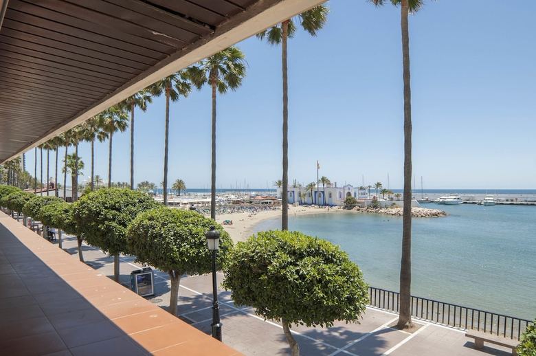 Eden Roc Beachfront Apartments