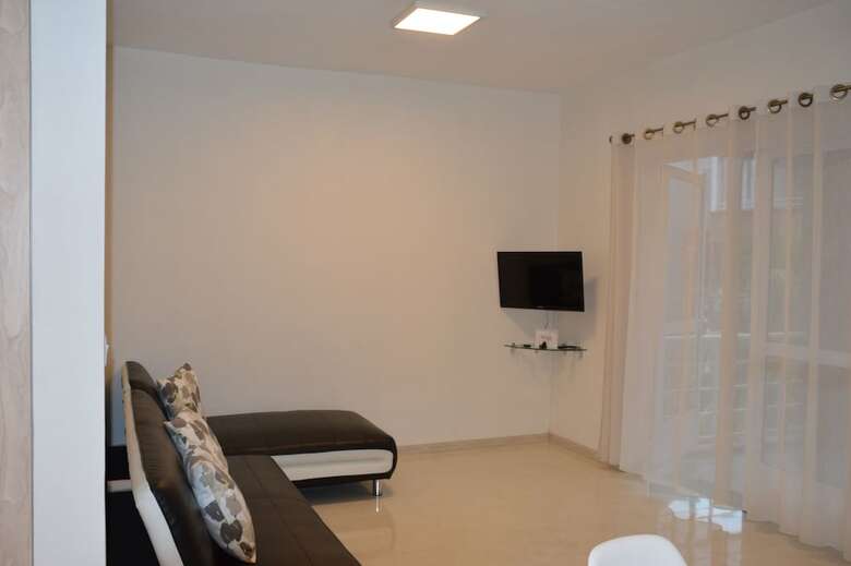 Az New Pereybere Beach Apartment