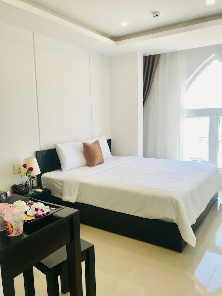 Phuong Dong Hotel & Apartment