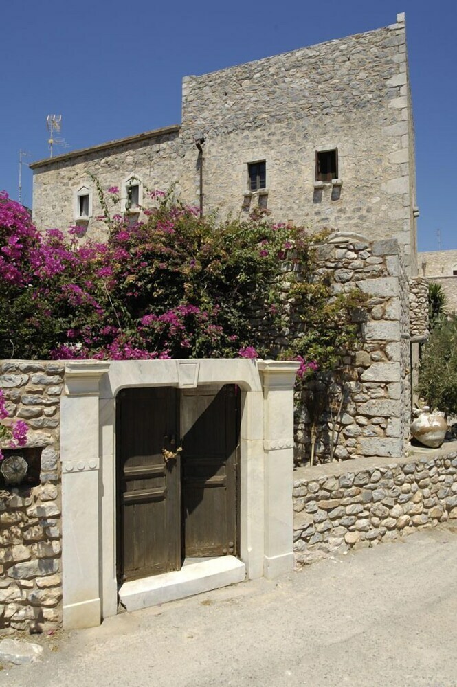 Residencia Tower House Mani