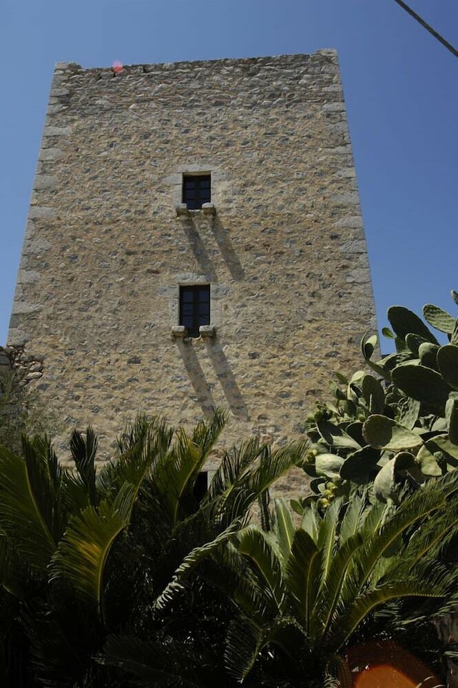 Residencia Tower House Mani