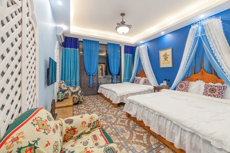 Hotel Dali Love In Clouds Theme Art House