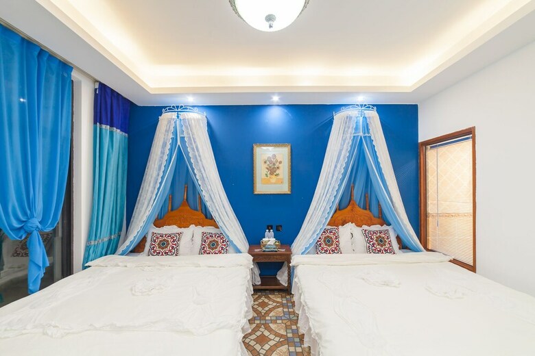 Hotel Dali Love In Clouds Theme Art House