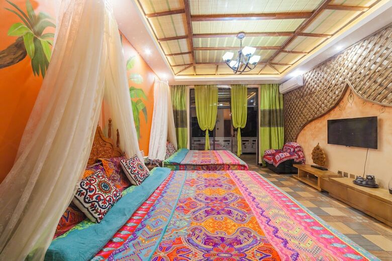Hotel Dali Love In Clouds Theme Art House