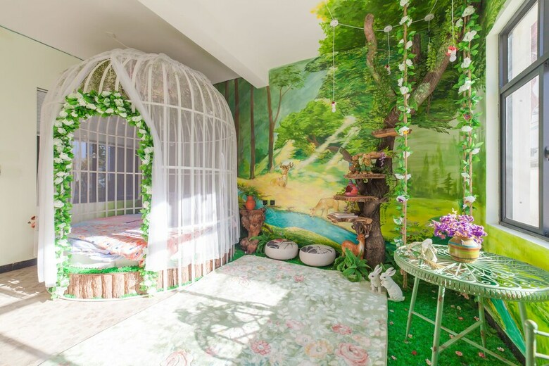 Hotel Dali Love In Clouds Theme Art House