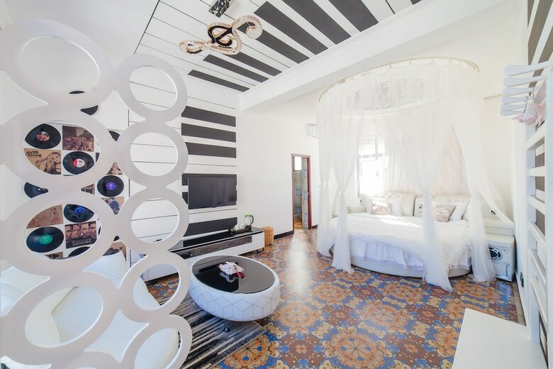 Hotel Dali Love In Clouds Theme Art House